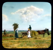 Крестьяне собирают сено в деревне возле города