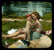 Женщина с ребенком на пляже Елагиного острова