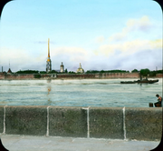 Панорамный вид на Петропавловскую крепость через Неву