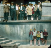 Эрмитаж (Новый Эрмитаж), посетители за пределами музея и дети