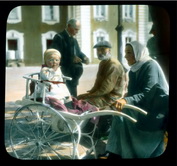 Парк Петергофа, женщина с ребенком в коляске