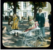 Парк Петергофского дворца, ребенок в коляске