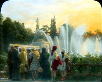 Петергоф, парк, посетители у Большого Каскада фонтанов