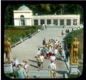 Петергоф, парк, толпы посетителей возле павильона у фонтана Самсон