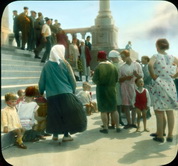 Москва. Уличная сцена, группа людей на ступеньках библиотеки имени Ленина