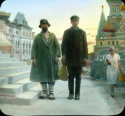 Москва. Два плохо одетых мужчины возле собора Василия Блаженного