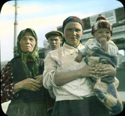 Москва. Портрет матери с ребенком и старой женщиной на трамвайной остановке