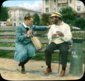 Москва. Мужчина и женщина на скамейке в парке