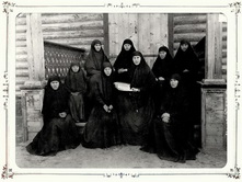 Никольский женский монастырь в селе Подлесове. Группа монахинь на паперти 1904.