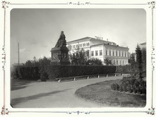 Вид на памятник Державину и здание Благородного собра-ния. 1894 г. г. Казань