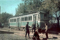Советские пленные ремонтируют трамвайные пути в оккупированном Киеве.