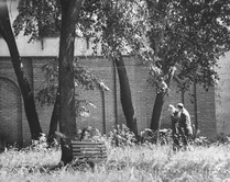 Гарри Хопкинс и Лоуренс Стейнхардт в саду посольства США.