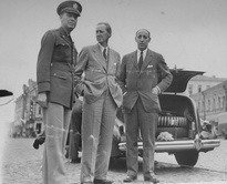 Гарри Хопкинс,  Лоуренс Стейнхардт и Генерал Жозеф McNarney.