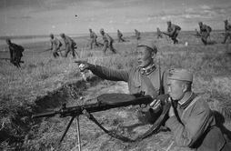 Монгольские солдаты на передовой.