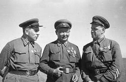 Командарм 2-го ранга Г.М.Штерн, маршал МНР Х.Чойбалсан и комкор Г.К.Жуков на командном пункте Хамар-Даба.