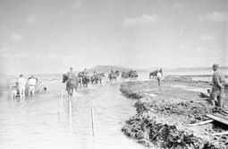 Переправа советских войск через затопленные участки к плацдарму у озера Хасан.