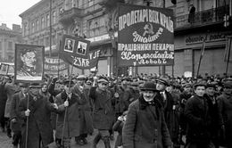 Колонна трудящихся проходит по одной из улиц г.Львова в день празднования 22-й годовщины Октября.