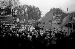 Демонстрация на одной из улиц Гродно в честь присоединения Западной Белоруссии к СССР.