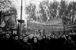 Женщины на демонстрации в честь присоединения Западной Белоруссии к СССР.
