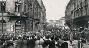 Население г. Львова приветствует войска Красной Армии, вступившие в город.