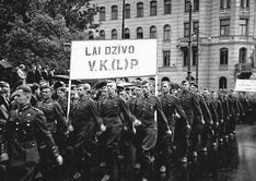 Колонна солдат Латышской Народной Армии на демонстрации, посвященной принятию Латвии в состав СССР.