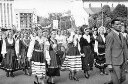 Группа демонстрантов в национальных костюмах во время демонстрации, посвященной принятию Эстонии в состав СССР.