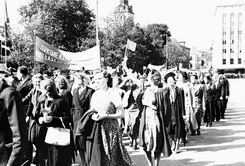 Колонна демонстрантов на улице г.Таллина во время демонстрации, посвященной принятию Эстонии в состав СССР.