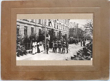 Войска, офицеры, врачи и сестры Ферганского госпиталя у штаба 8-ой армии во время приезда императора Николая II в г.Самбор.