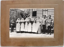 Врачи и сестры Ферганского госпиталя у штаба 8-ой армии во время приезда императора Николая II в г.Самбор.