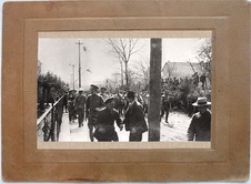 1-я рота 16-го стрелкового Императора Александра III, назначенная в почетный караул при встрече императора Николая II в г. Самборе, проходит по улице г.Самбора.