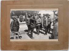 Командующий 8-ой армией генерал от кавалерии А.А.Брусилов в сопровождении офицеров штаба беседует с одним из офицеров 20-го автопулеметного взвода во время смотра взвода в Новом Самборе.