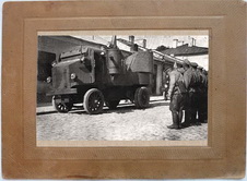 Смотр 20-го автопулеметного взвода командующим 8-ой армией генералом от кавалерии А.А.Брусиловым. Офицеры взвода у бронеавтомобиля перед смотром.