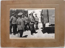 Командующий 8-ой армией генерал от кавалерии А.А.Брусилов (3-й справа, снят в профиль) в сопровождении офицеров штаба во время смотра 20-го автопулеметного взвода в Новом Самборе.