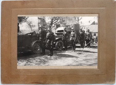 Смотр 20-го автопулеметного взвода командующим 8-ой армией генералом от кавалерии А.А.Брусиловым. Офицеры взвода у бронеавтомобилей перед смотром.