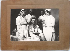 Сестры милосердия 380-го госпиталя и др.в перевязочной готовят к перевязке раненого солдата. Слева- сестра милосердия Екатерина Ширман, получившая георгиевскую медаль.