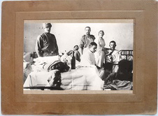 Сестра милосердия 380-го госпиталя Екатерина Ширман, получившая георгиевскую медаль, и другие сотрудники госпиталя за работой в палате для раненых.