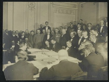 Подписание мирного договора с Украиной. В середине сидит, слева направо граф Оттокар Чернин фон унд цу Худениц, генерал Макс фон Гофман, Рихард фон Кюльман, премьер-министр В.Родославов, великий визирь Мехмет Талаат-паша
