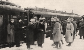 Офицеры штаба Гинденбурга встречают на перроне Бреста прибывшую делегацию РСФСР в начале 1918 года