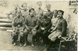 Командир полка с солдатами.