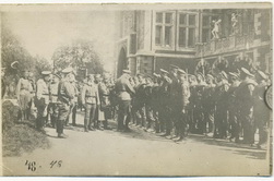 Раздача Георгиевских крестов Великим князем Георгием Михайловичем. Август 1915 г