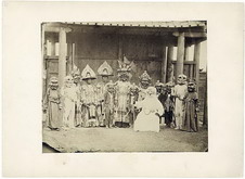 Ламы в масках и костюмах, учавствующие в религиозной пляске.