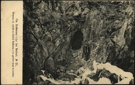 Пещера в скале на берегу Байкала