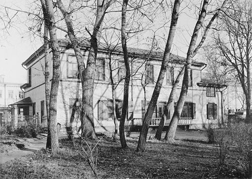 Фотография дома графа Л. Н. Толстого, приобретенного городом