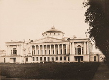 Вид фасада здания Останкинского дворца Шереметевых со стороны парка