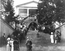 Участники открытия выставки на лестнице Камероновой галлереи
