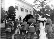 Организаторы выставки встречают императора Николая II и сопровождающих его лиц хлеб-солью