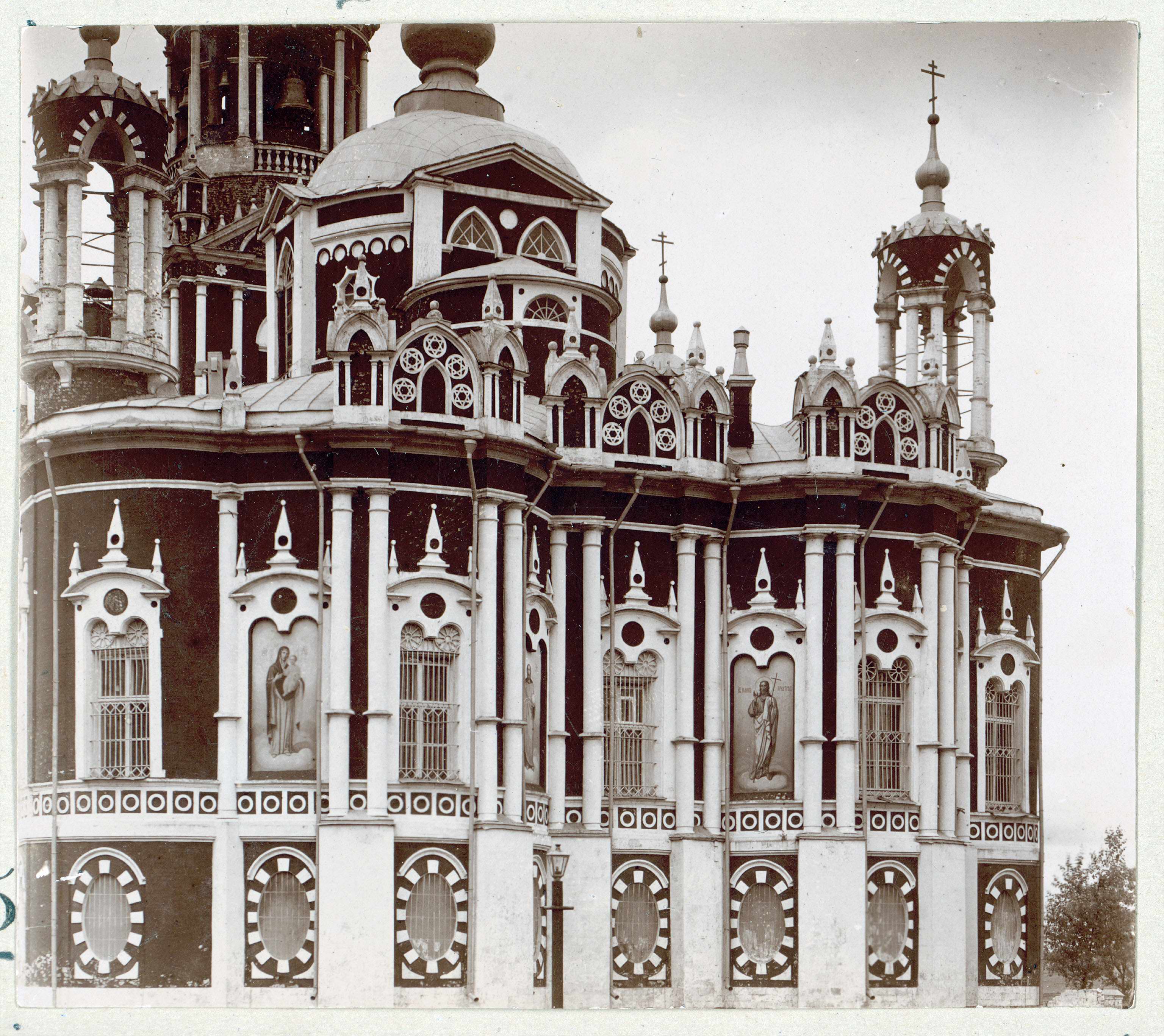 Детали стены Николаевского собора.