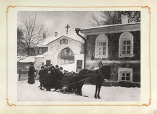 Монахи с учениками Церковно-приходской школы у ворот Череменецкого Иоанно-Богословского монастыря