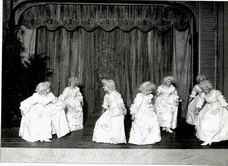 Воспитанницы приюта принца П.Г. Ольденбургского во время выступления на празднике. Фотограф Булла. 1913 г.