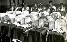 В грудном отделении Воспитательного дома. Фотограф Булла. 1913 г.